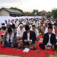Photo taken at Halaman Parkir DPP PDI Perjuangan by Dwiki S. on 4/24/2012