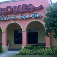 รูปภาพถ่ายที่ Noodles Italian Cafe &amp; Sushi Bar โดย Rick T. เมื่อ 10/28/2011
