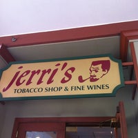 Das Foto wurde bei Jerri&amp;#39;s Tobacco Shop &amp;amp; Fine Wine von Will D. am 8/18/2012 aufgenommen