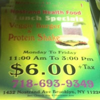 Foto tirada no(a) Nostrand Health Foods por Madison R. em 5/2/2012