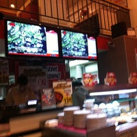 Photo taken at Pizza Hut by Canan I. on 11/30/2011