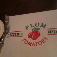 Снимок сделан в Plum Tomatoes Pizzeria Restaurant пользователем Craig F. 12/23/2010