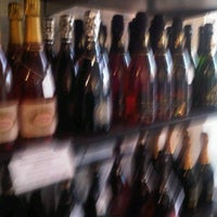 Foto scattata a Picada y Vino Wine Shop da Ladymay il 1/28/2012