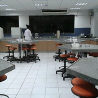 Photo taken at Faculdade ÁREA1 by Heitor D. on 7/6/2012