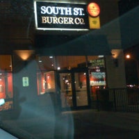 Photo prise au South St Burger Co par RJ R. le1/3/2012