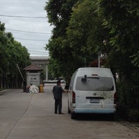 Photo taken at ท่ารถตู้บ้านกลางเมือง by Teh K. on 6/27/2012