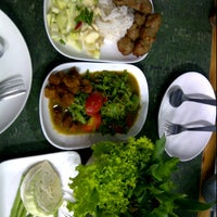 Photo taken at บั๋นแซว อาหารเวียดนาม by Supajine P. on 11/28/2011