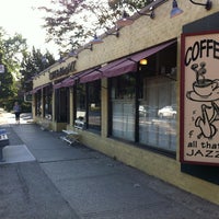 Photo prise au Coffee and All That Jazz par Victoria M. le5/24/2012