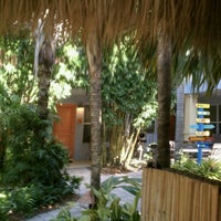 8/5/2011 tarihinde Doug L.ziyaretçi tarafından Crane&amp;#39;s BeachHouse Hotel &amp;amp; Tiki Bar'de çekilen fotoğraf