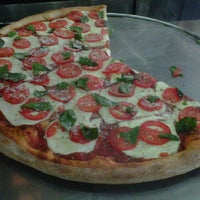 Das Foto wurde bei Ray&amp;#39;s Famous Original Pizza von Fiore M. am 10/20/2011 aufgenommen