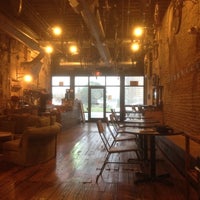 Photo prise au The Hub Coffee &amp;amp; Bicycles par Steve Ole O. le6/11/2012