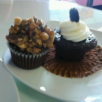 รูปภาพถ่ายที่ Cupcakes-A-Go-Go โดย lee c. เมื่อ 7/28/2012