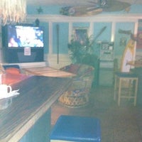 Foto tomada en The Playa Bar &amp; Grill  por Tammy G. el 11/6/2011