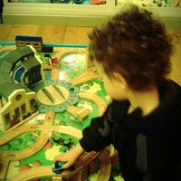Foto diambil di Quinn&#39;s Village Toys oleh Daniel K. pada 12/17/2011