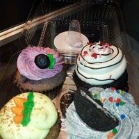 Photo taken at La cupcakeria by Jose E. on 3/7/2012