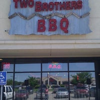 Foto scattata a Two Brothers BBQ da LaShay B. il 4/21/2012