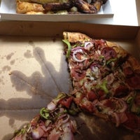 Foto tomada en Leonardo&amp;#39;s Pizza  por Shana M. el 8/5/2012