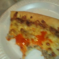 Foto scattata a Beggar&amp;#39;s Pizza da Chris T. il 6/24/2012