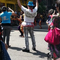 Foto tirada no(a) Dance Parade NYC por Desiree B. em 5/21/2011