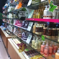Photo taken at The Body Shop by บลาบลูส J. on 6/9/2012