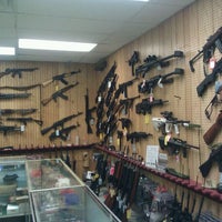 รูปภาพถ่ายที่ GAT Guns Inc โดย Ryan G. เมื่อ 1/25/2012