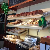 Foto tomada en Greenhills Irish Bakery  por Anne K. el 3/10/2012