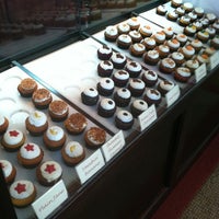 Foto tomada en Sweet Wishes Cafe Gourmet Cupcake Shop  por Victor C. el 3/30/2012