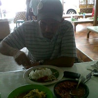 Photo taken at Masakan Sunda Ampera by Asrul H. on 12/26/2011