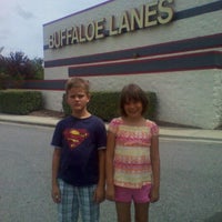 Photo prise au Buffaloe Lanes Cary Bowling Center par liz s. le8/26/2011