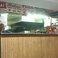 2/4/2011 tarihinde Nancy A.ziyaretçi tarafından Springdale Pizza'de çekilen fotoğraf