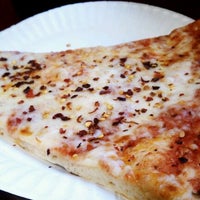 Foto tomada en Mimi&amp;#39;s Pizza Kitchen  por Kimberly C. el 3/20/2012