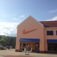 Снимок сделан в Nike Factory Store пользователем Sara B. 5/14/2012
