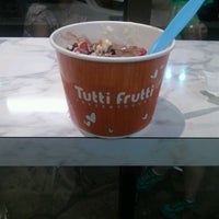 Photo taken at Tutti Frutti Frozen Yogurt by Oscar V. on 8/17/2012