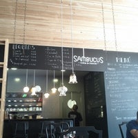 Foto diambil di Restaurant Sambucus oleh Dani M. pada 7/5/2012