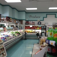 รูปภาพถ่ายที่ Hampton&amp;#39;s Market โดย Ashlizbru เมื่อ 3/31/2012