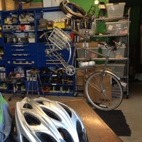 Das Foto wurde bei Ordinary Bike Shop von Jenn L. am 7/20/2012 aufgenommen