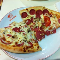 Photo taken at Pizza Pizza by Cago Y. on 6/9/2012