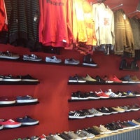 Foto scattata a Overload Skateboard Shop da Kamali S. il 3/31/2012