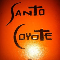 Foto tomada en Santo Coyote Mexican Food &amp;amp; Tequila Bar  por Cara B. el 4/18/2012