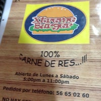 Das Foto wurde bei Xtreme Burger von Ed Caracas am 7/15/2012 aufgenommen