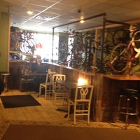 Das Foto wurde bei Mello Velo Bicycle Shop and Café von Kristin E. am 2/29/2012 aufgenommen