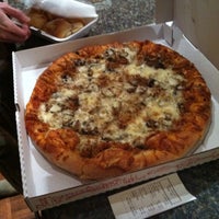 Снимок сделан в Knuckles Pizza &amp;amp; Sports Bar пользователем Bobby M. 2/7/2012