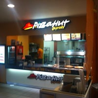 Foto tirada no(a) Pizza Hut Express por Dennis J. em 8/25/2012