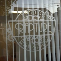 8/2/2012 tarihinde Carly S.ziyaretçi tarafından Rapture Tattoo Emporium'de çekilen fotoğraf