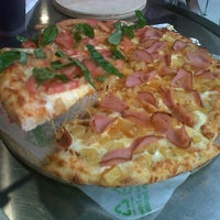 Foto scattata a Granada Pizza Restaurante da Laura H. il 5/11/2012