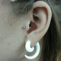 Photo taken at Simple Tattoo Piercing by Leandro R. on 4/16/2012