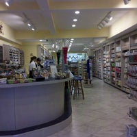 Снимок сделан в Tisane Pharmacy &amp; Cafe пользователем Becki W. 12/23/2011
