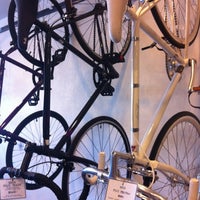 รูปภาพถ่ายที่ Manifesto Bicycles โดย Rachael L. เมื่อ 8/10/2012
