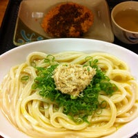 Photo taken at はなまるうどん 新橋第一ホテル前店 by takeponchi on 9/5/2012
