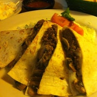 Foto tomada en La Parrilla Mexican Restaurant  por Rick M. el 7/2/2012